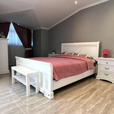 Apartment Penthouse 4 Bedrooms, 1 Living Room, To The Sea 7 Minutes Walk