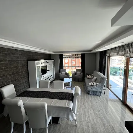 Penthouse 4 Bedrooms, 1 Living Room, To The Sea 7 Minutes Walk Apartment