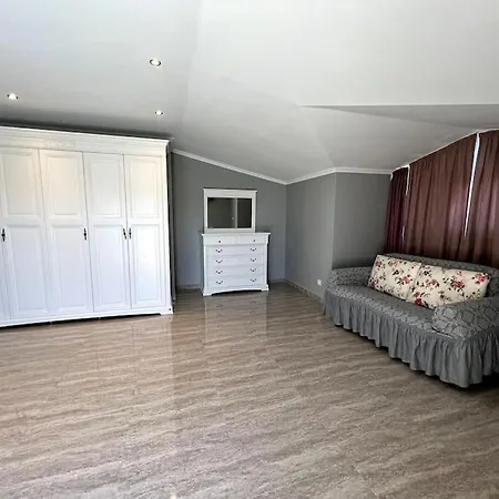 Penthouse 4 Bedrooms, 1 Living Room, To The Sea 7 Minutes Walk Apartment