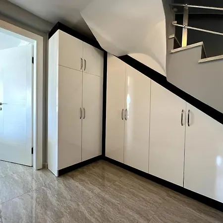 Penthouse 4 Bedrooms, 1 Living Room, To The Sea 7 Minutes Walk