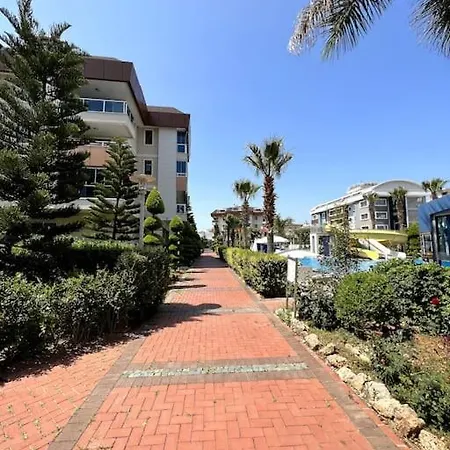 Penthouse 4 Bedrooms, 1 Living Room, To The Sea 7 Minutes Walk *