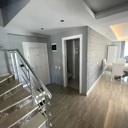 Penthouse 4 Bedrooms, 1 Living Room, To The Sea 7 Minutes Walk Апартаменты *