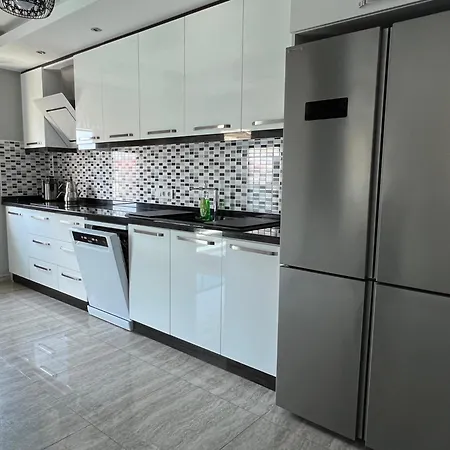 Penthouse 4 Bedrooms, 1 Living Room, To The Sea 7 Minutes Walk Апартаменты