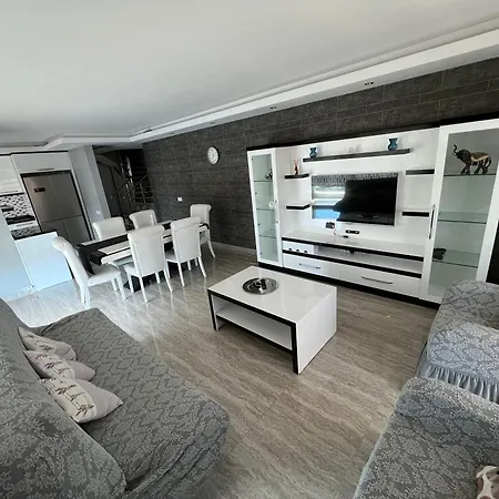 Apartment Penthouse 4 Bedrooms, 1 Living Room, To The Sea 7 Minutes Walk *