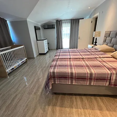 Penthouse 4 Bedrooms, 1 Living Room, To The Sea 7 Minutes Walk Апартаменты