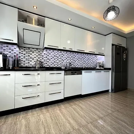 Penthouse 4 Bedrooms, 1 Living Room, To The Sea 7 Minutes Walk Alanya