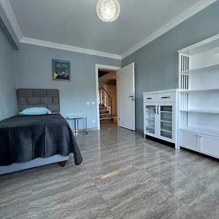 Апартаменты Penthouse 4 Bedrooms, 1 Living Room, To The Sea 7 Minutes Walk *